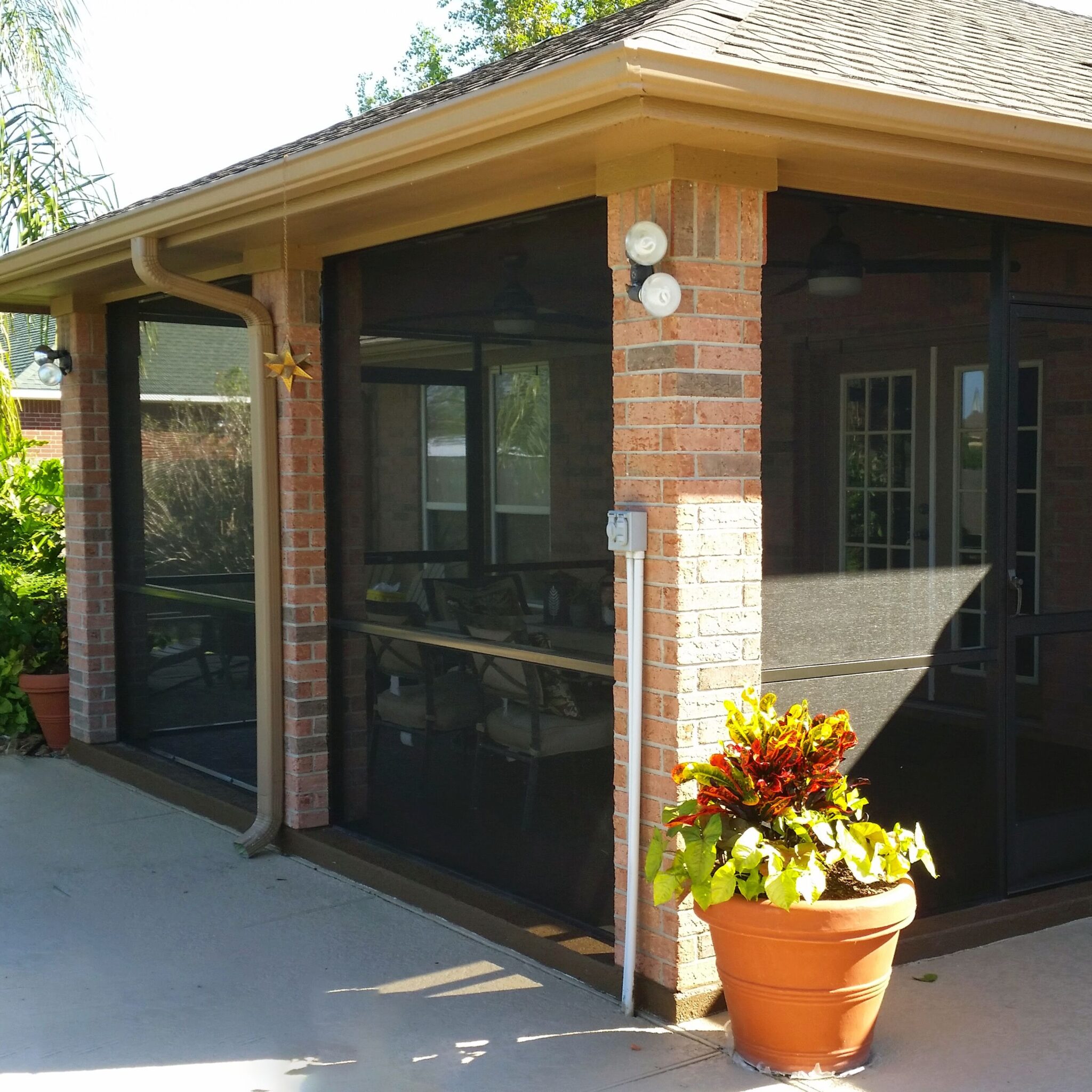 Patio screen enclosure with an aluminum frame built for a Pearland homeowner