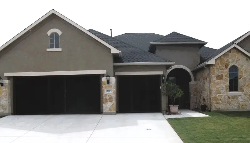 Retractable Houston garage screens for bug-reduced airflow and garage comfort