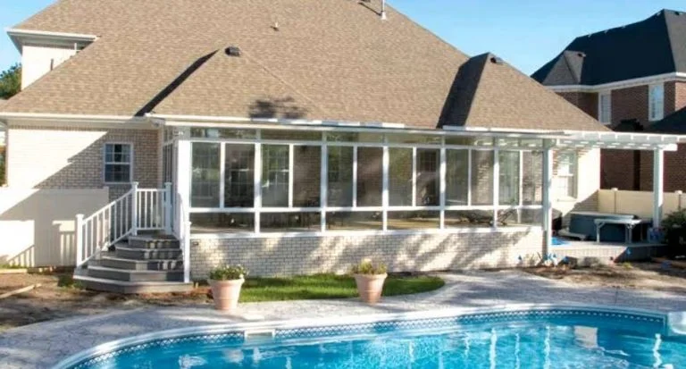 Screen enclosure designed for Gulf Coast weather in Brazoria County