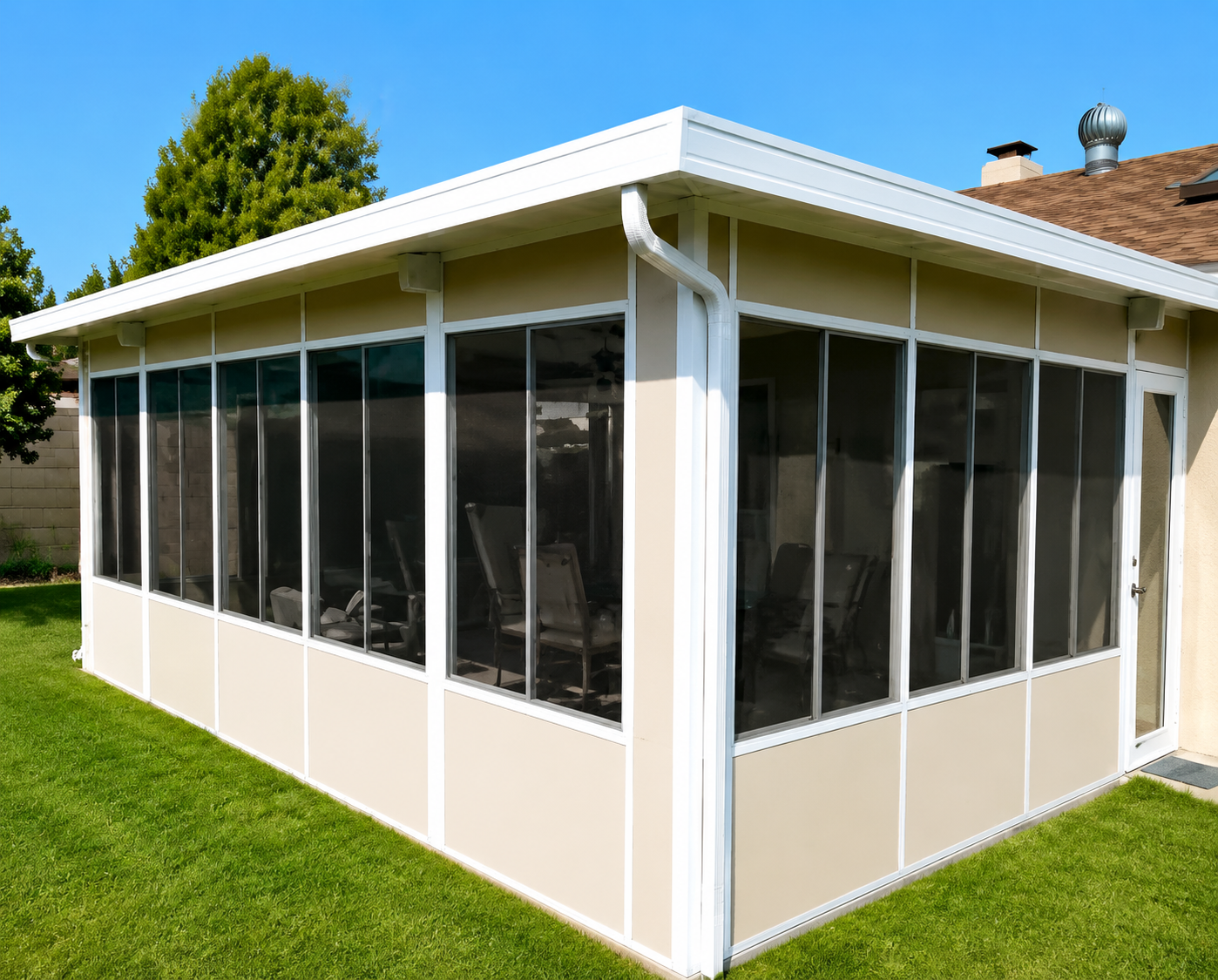 Sunroom-style outdoor living space with backyard view near Alvin Texas