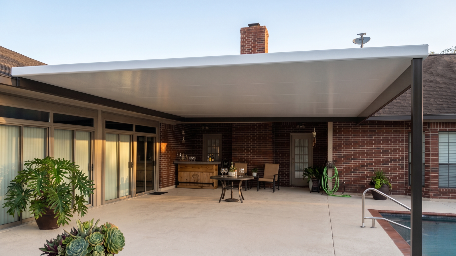 Poolside shade structure for Dickinson area backyard