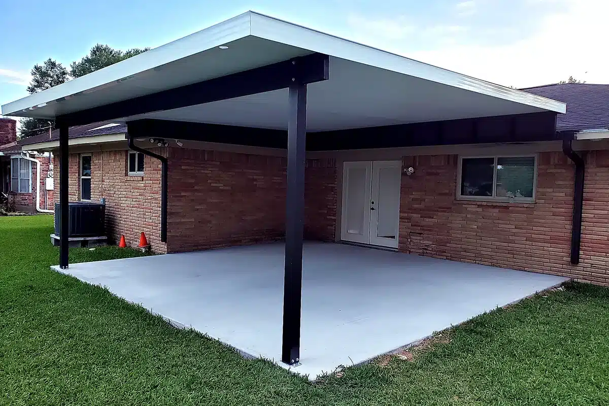 Clean custom patio cover design in a Dickinson TX backyard
